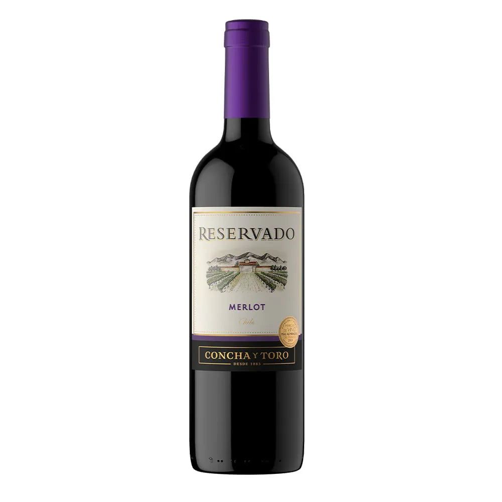 Garrafa de vinho tinto Merlot Reservado Concha y Toro, rótulo com vinhedo e montanhas